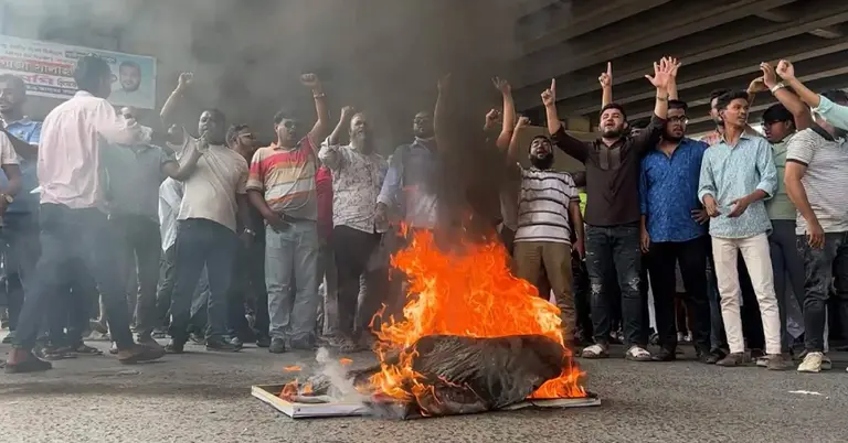 টায়ার জ্বালিয়ে মহাসড়ক অবরোধ